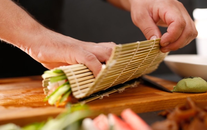 Sushi se inače zamata bambusovim podmetačem