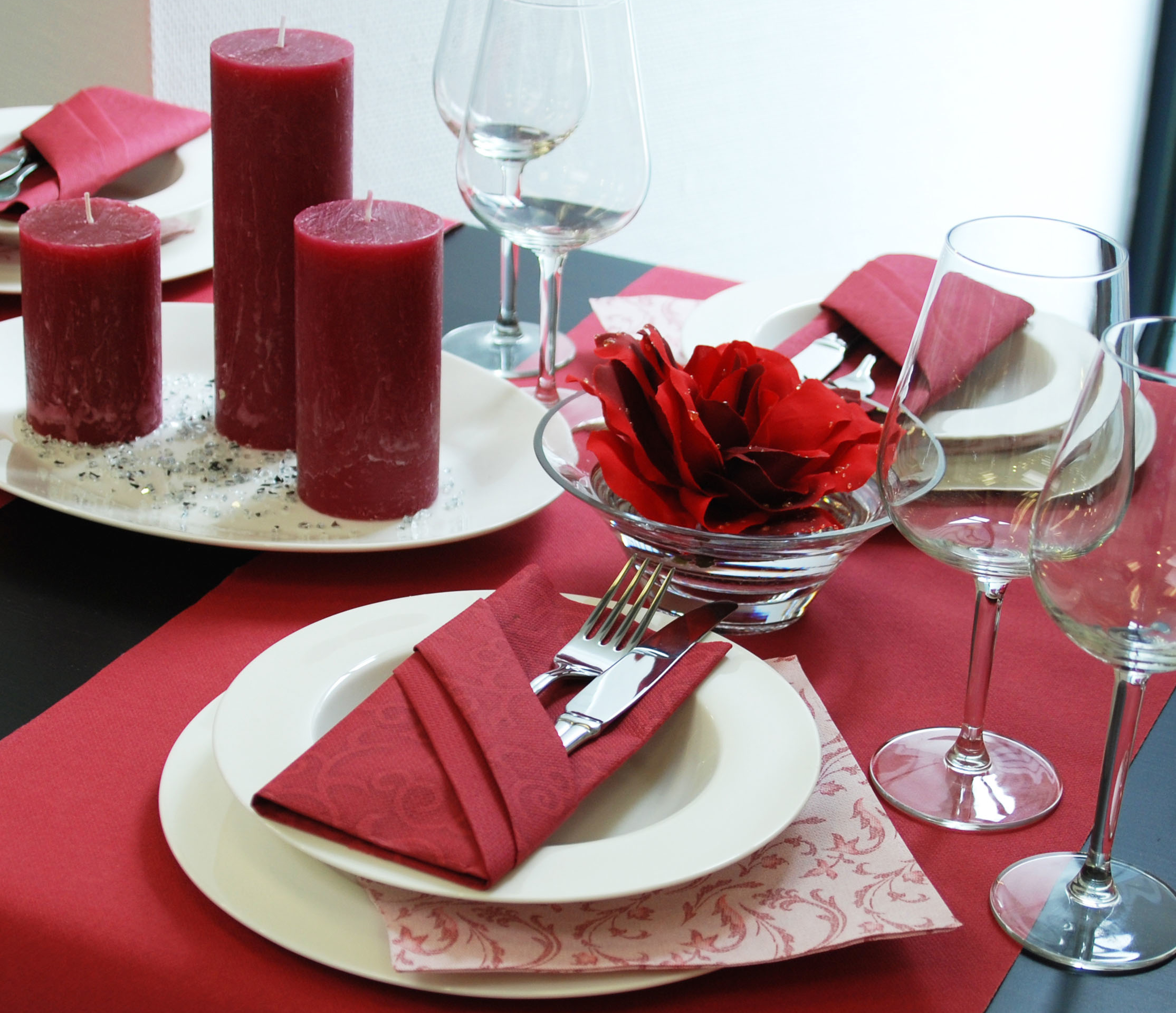 Kako urediti stol za Valentinovo?