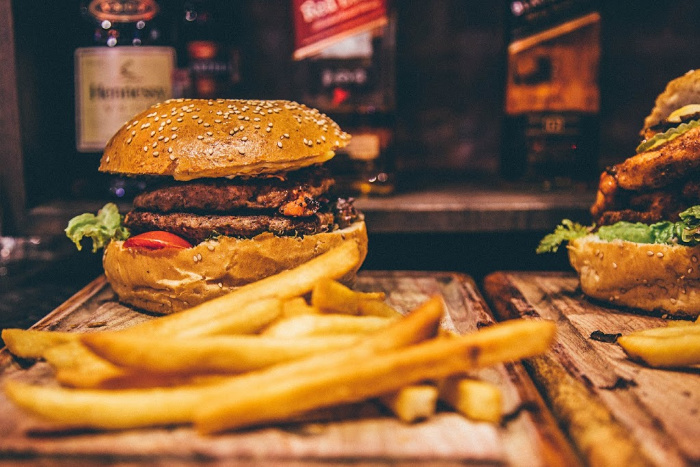 Ako naručite burger u restoranu, servirat će vam ga na velikom drvenom pladnju.