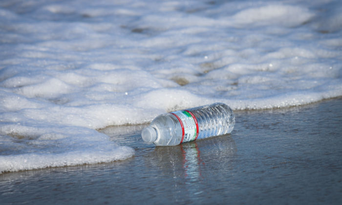 Plastična boca zagađuje okoliš i mora